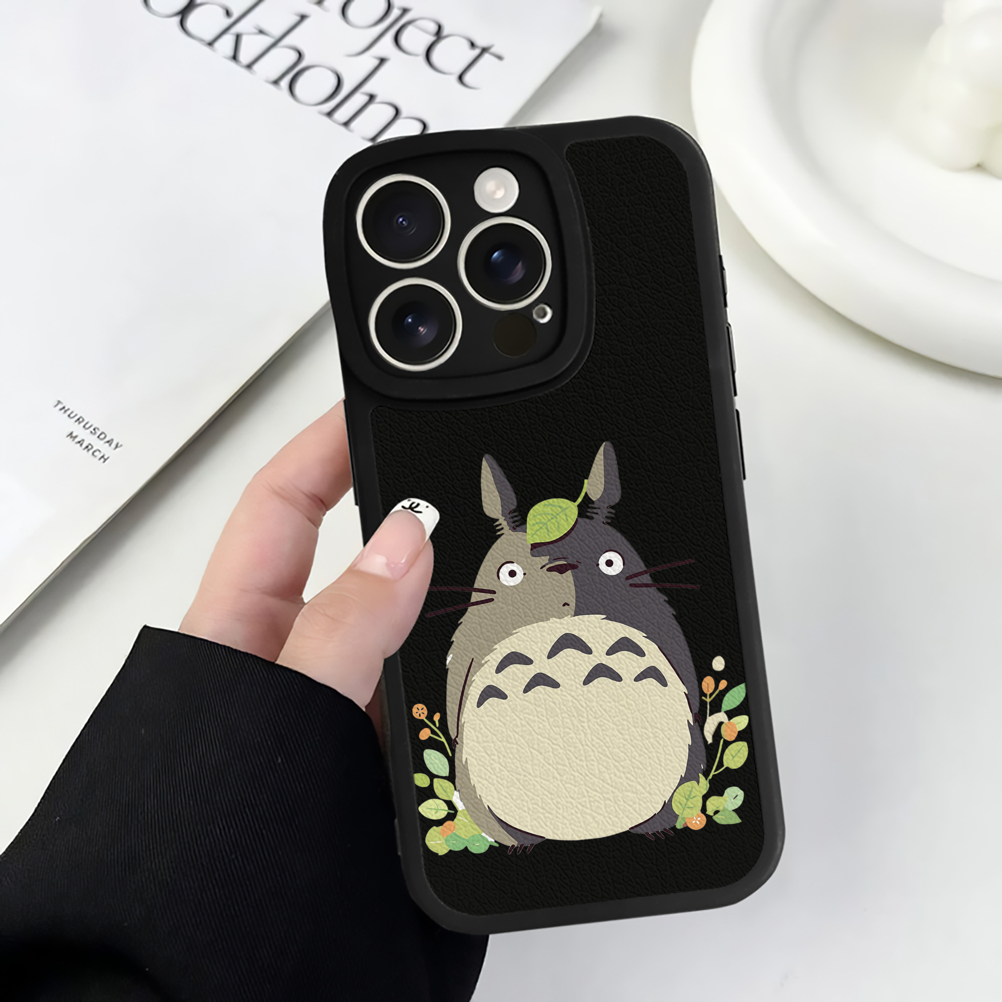 （画像用） となりのトトロ 草壁メイ 草壁サツキ My Neighbor Totoro Satsuki Kusakabe Mei Kusakabe 【iPhone 16シリーズ対応】シリコンスマホケース（レザー調） 材質：シリコン